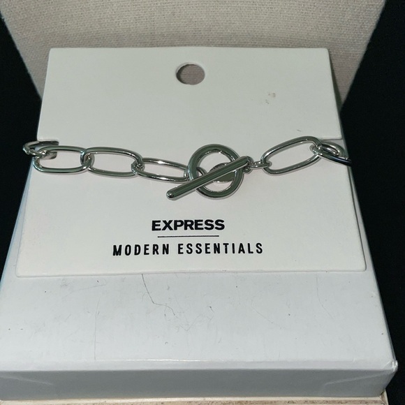 NWT Silvertone Link, toggle clasp bracelet - Picture 3 of 4